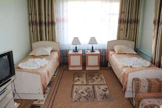 Отель Hotel Enirest Каракол Стандартный номер с 2 односпальными кроватями и диваном-2