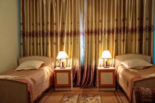 Отель Hotel Enirest Каракол Стандартный номер с 2 односпальными кроватями и диваном-1
